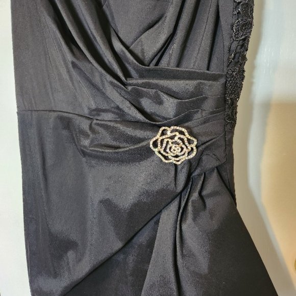 DISTINCTIVE BLACK TAFFETA DRESS WITH LACE UPPER BACK - Picture 6 of 8